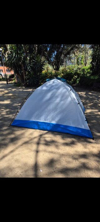 Tienda de campaña azul para camping