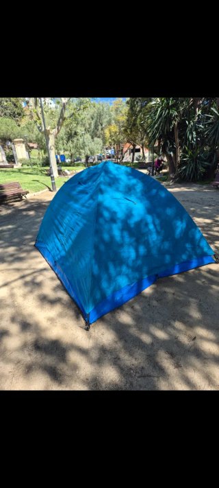 Tienda de campaña azul para camping