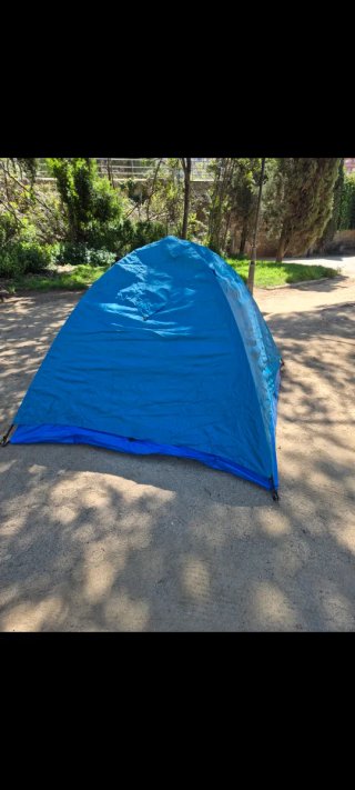 Tienda de campaña azul para camping