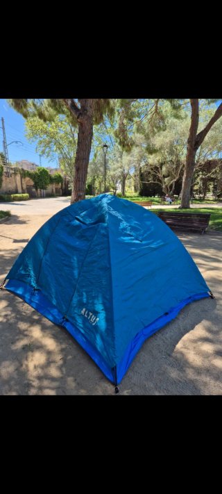 Tienda de campaña azul para camping