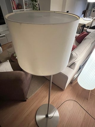 Lámpara de pie Ikea.