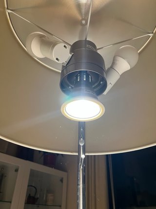 Lámpara de pie Ikea.