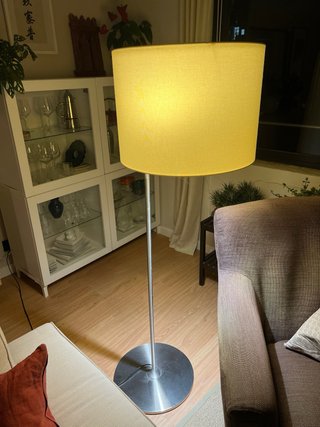 Lámpara de pie Ikea.