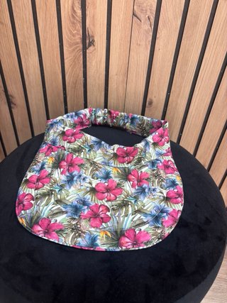 Visera con estampado floral