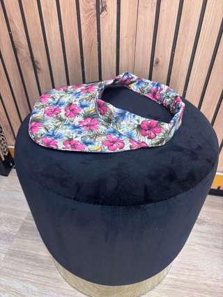 Visera con estampado floral