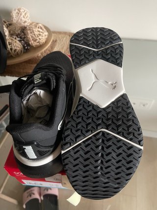 Zapatillas Puma Negras y Blancas