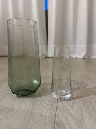 Jarrones de vidrio verde y transparentes