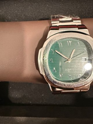 Reloj de pulsera plateado con esfera verde
