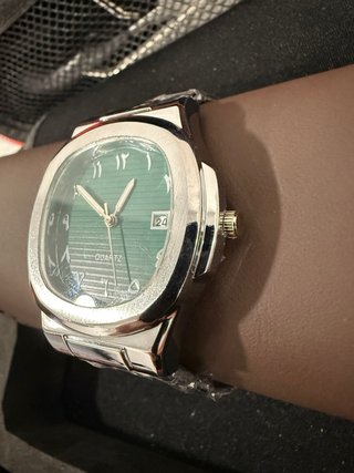 Reloj de pulsera plateado con esfera verde