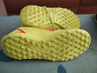 Botas de fútbol Nike Amarillas y Rojas