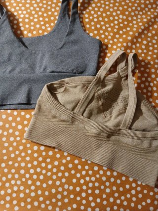 Top deportivo gym beige y gris