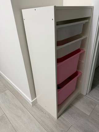 Estantería con bandejas extraíbles.