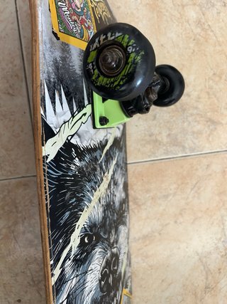 Skate completo con diseño de lobo