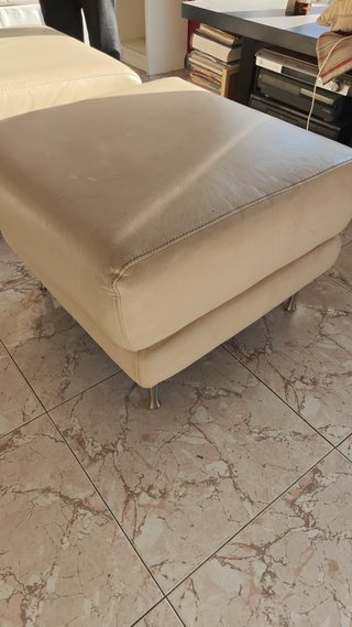 Sofá de piel beige de 2 plazas