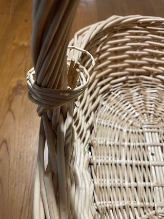Cesta de mimbre ovalada con asa
