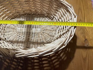 Cesta de mimbre ovalada con asa