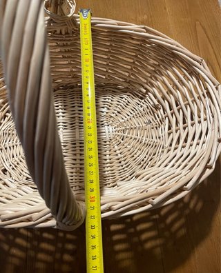 Cesta de mimbre ovalada con asa