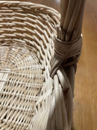 Cesta de mimbre ovalada con asa