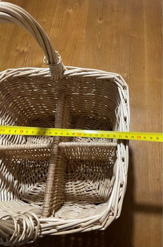 Cesta de mimbre con asa y separadores