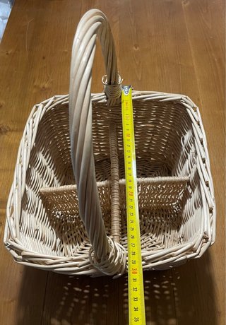 Cesta de mimbre con asa y separadores