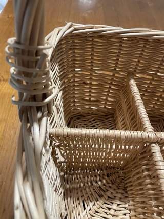 Cesta de mimbre con asa y separadores