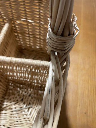 Cesta de mimbre con asa y separadores