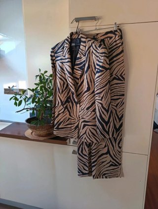 Traje fluido estampado cebra Zara