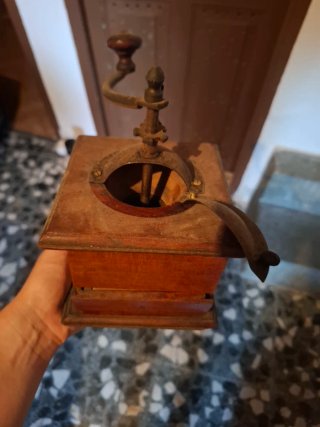 Molinillo de café antiguo de madera