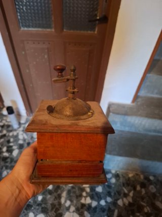 Molinillo de café antiguo de madera