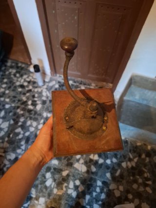 Molinillo de café antiguo de madera