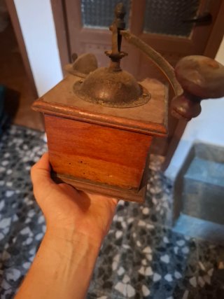 Molinillo de café antiguo de madera