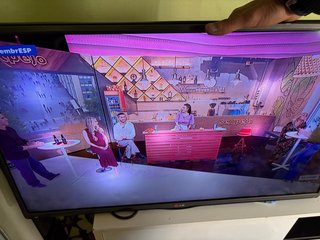 Televisor LG Negro y Rosa