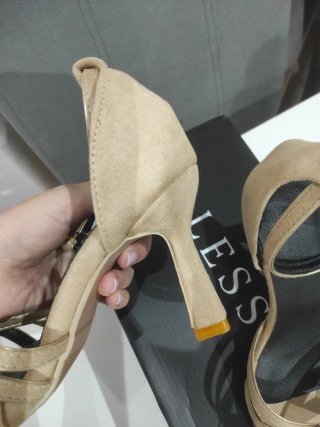 Sandalias tacón beige/doradas Talla 38