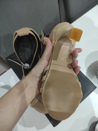 Sandalias tacón beige/doradas Talla 38