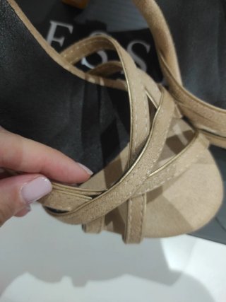 Sandalias tacón beige/doradas Talla 38
