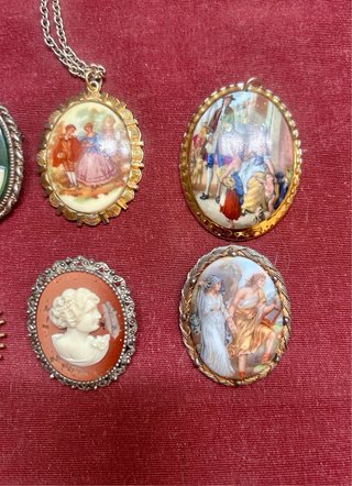 Pregadeiras tipo Limoges e camafeus