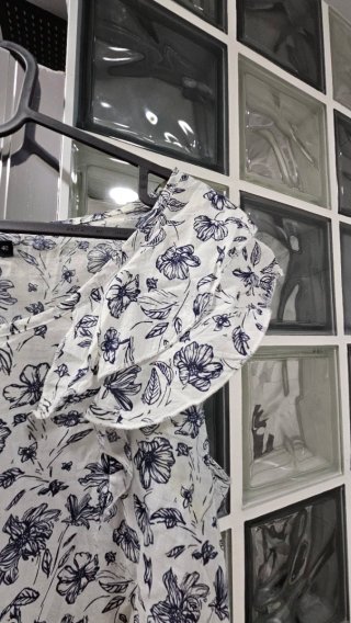 Blusa INEXTENSO floral azul y blanco