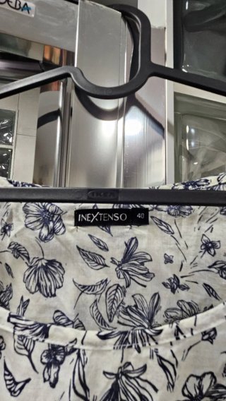 Blusa INEXTENSO floral azul y blanco