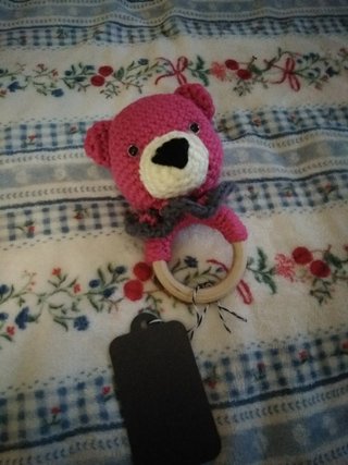 Boneco de crochê urso rosa com argola