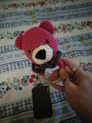 Boneco de crochê urso rosa com argola