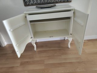 Mueble de madera con diseño de hojas