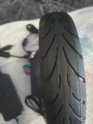 Cargador y rueda patinete eléctrico