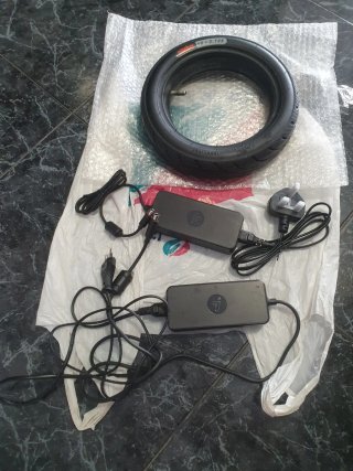 Cargador y rueda patinete eléctrico