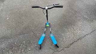 Patinete Bollinger de 3 ruedas azul.