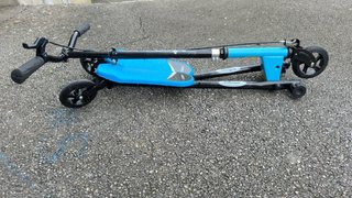 Patinete Bollinger de 3 ruedas azul.