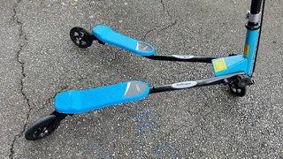 Patinete Bollinger de 3 ruedas azul.