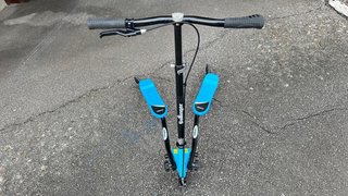 Patinete Bollinger de 3 ruedas azul.