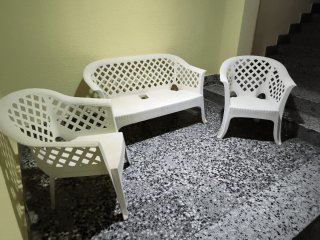 Banco y 2 Sillas de Resina Blancas