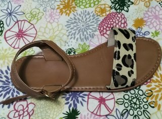 Sandalias planas con estampado de leopardo