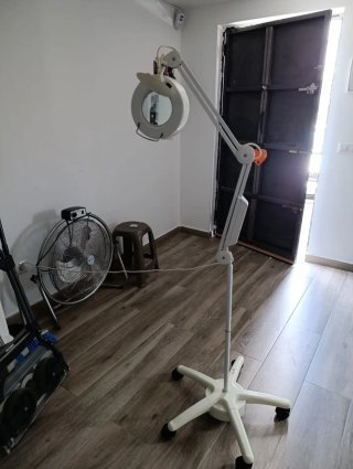 Lámpara de pie con lupa